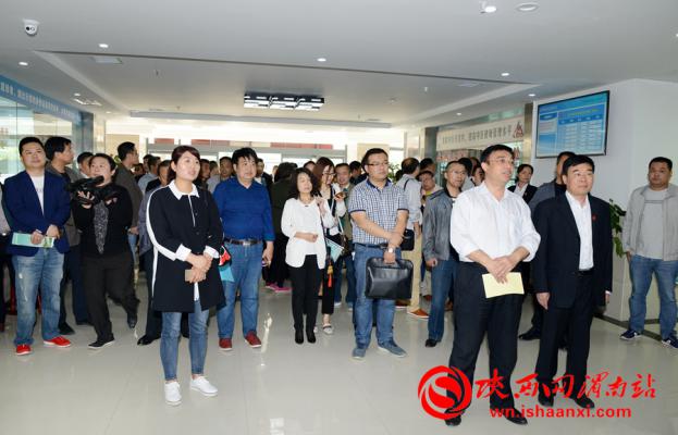 渭南市卫计局副局长徐萌新带领观摩团一行实地参观临渭区杜桥社区卫生服务中心。记者 许艾学 摄