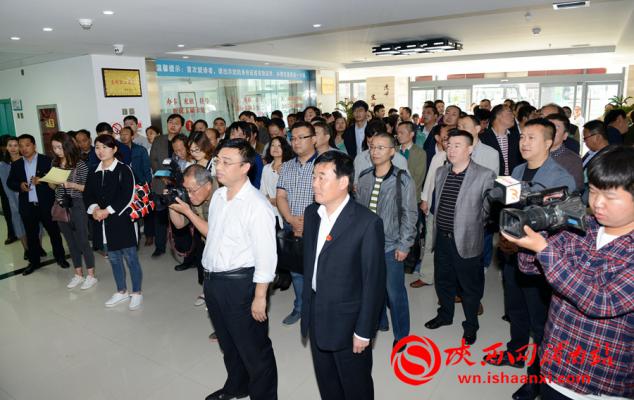 渭南市卫计局副局长徐萌新带领观摩团一行实地参观临渭区杜桥社区卫生服务中心。记者 许艾学 摄