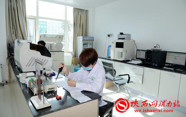 杜桥社区卫生服务中心在区委区政府的关怀下，在市、区卫计局的直接领导下，按照国家城市社区卫生建设标准要求，历经3次变迁，2004年6月成功转型，由原盈田卫生所转型为杜桥社区卫生服务中心，也是我市第一批审批的社区卫生服务机构。记者 许艾学 摄