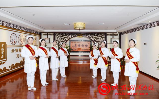   杜桥社区卫生服务中心被区委区政府授予文明单位，被市区总工会授予文明职工之家，被渭南市卫计局授予全市住院医师规范化培训基地，去年临渭区卫计局组织的基层卫生大比武，该中心荣获团体二等奖。记者 许艾学 摄