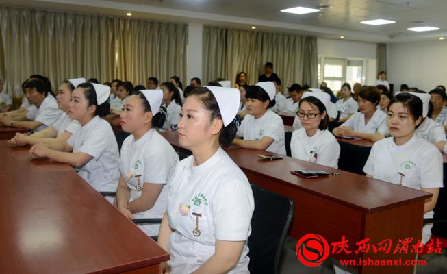 参加表彰大会的优秀护士。记者 杨大君 摄